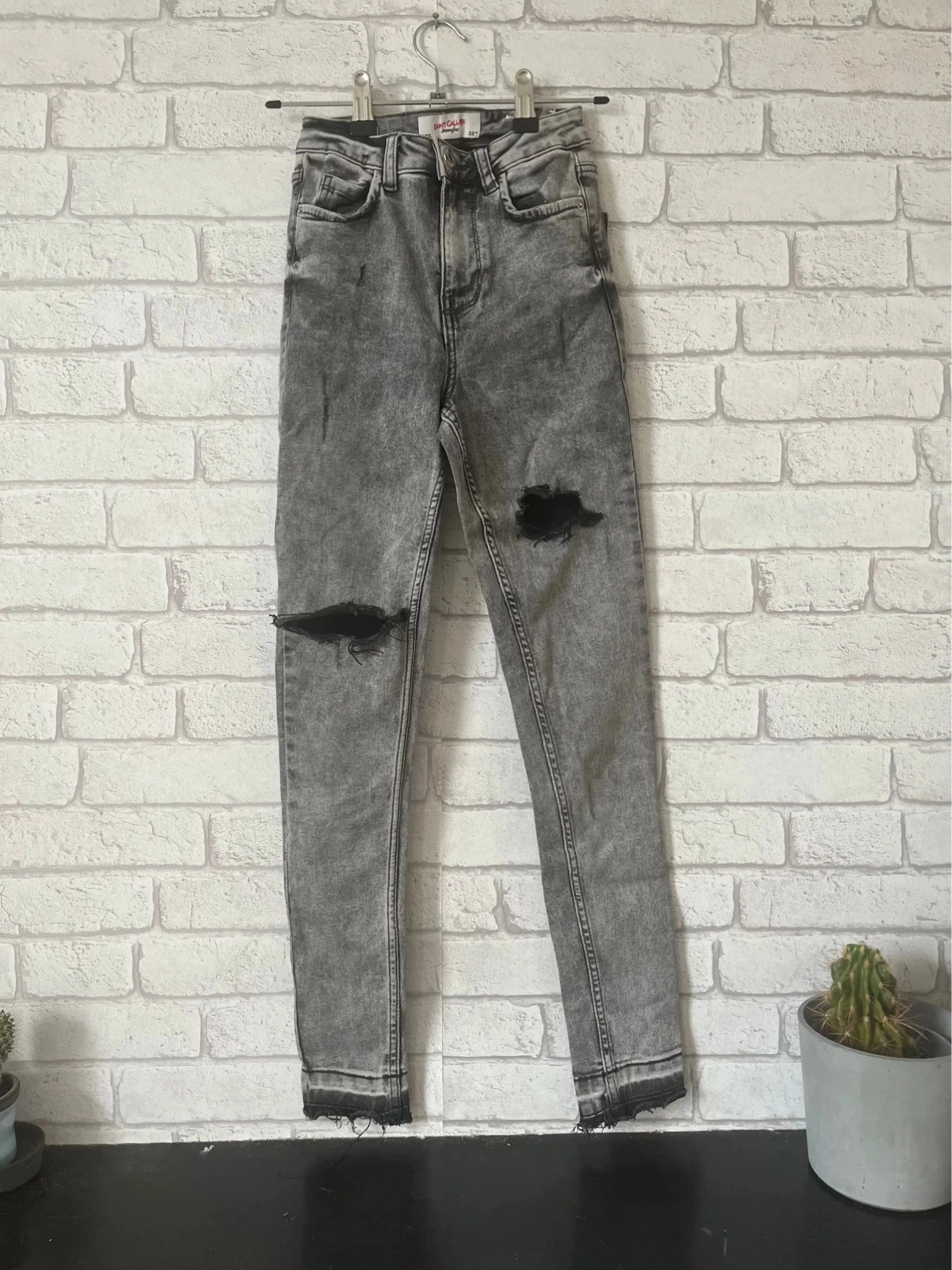 Jean skinny gris délavé Jennyfer – Taille 32 – Style destroy tendance